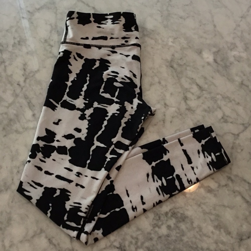 ALO YOGA AIRBRUSH LEGGINGS WHITE TIE DYE